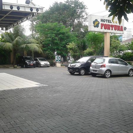Hotel Fortuna Surabaya Bagian luar foto