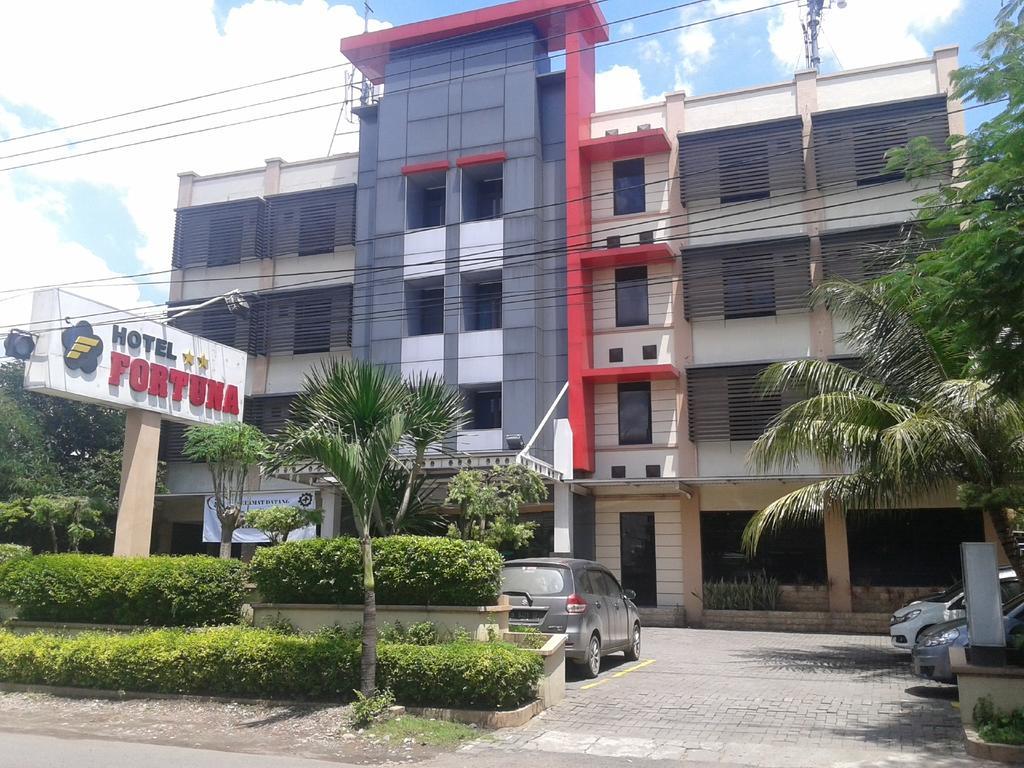 Hotel Fortuna Surabaya Bagian luar foto