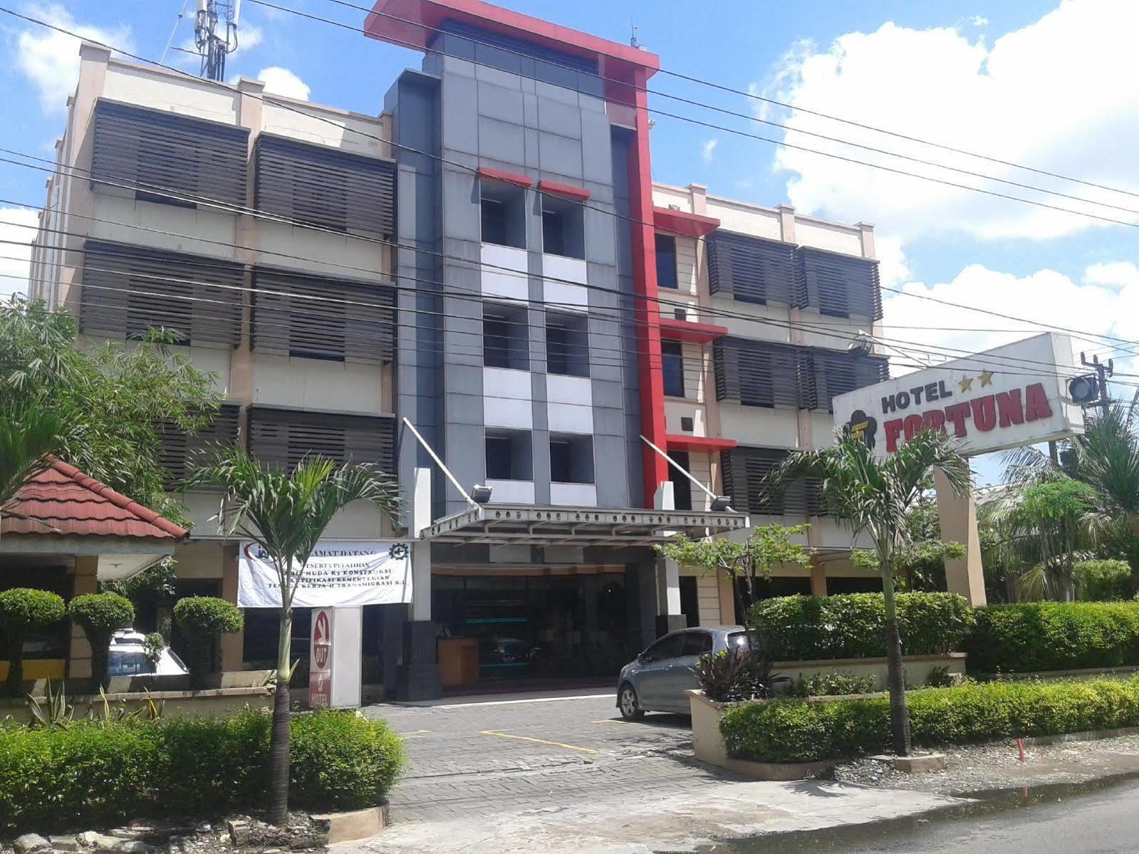 Hotel Fortuna Surabaya Bagian luar foto