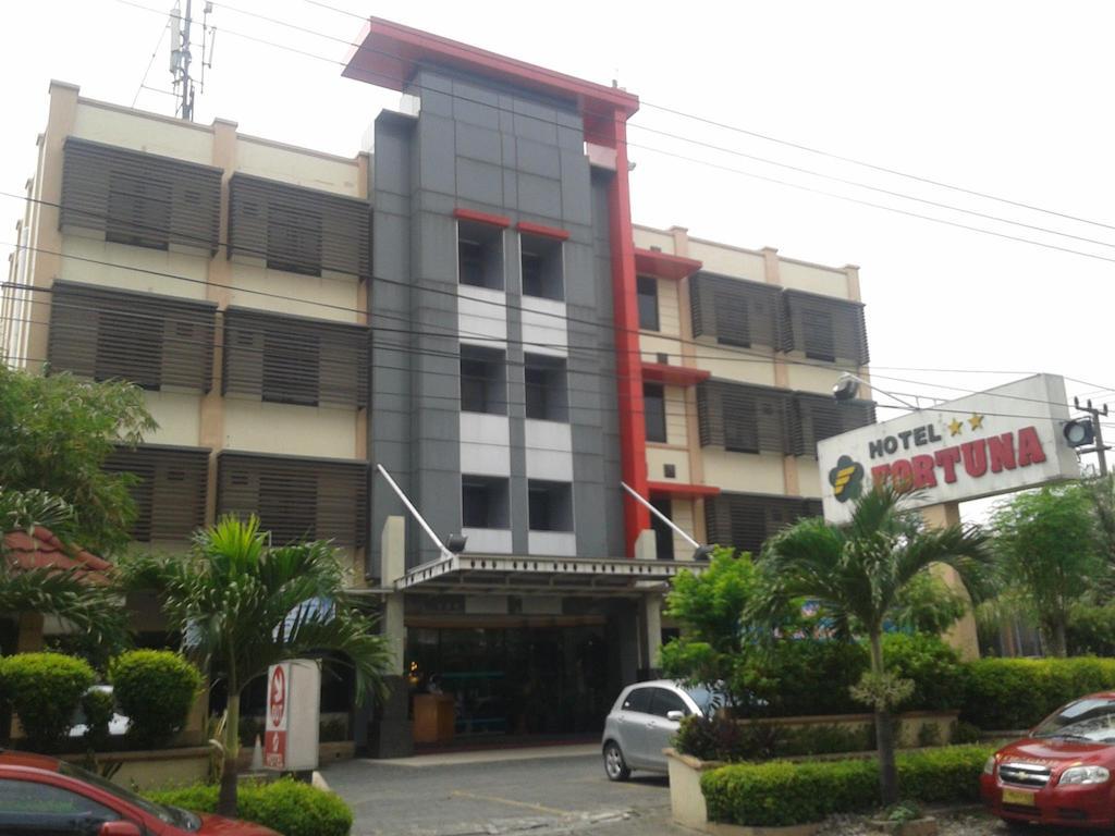 Hotel Fortuna Surabaya Bagian luar foto