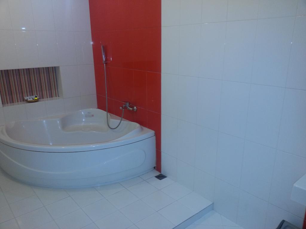 Hotel Fortuna Surabaya Bagian luar foto