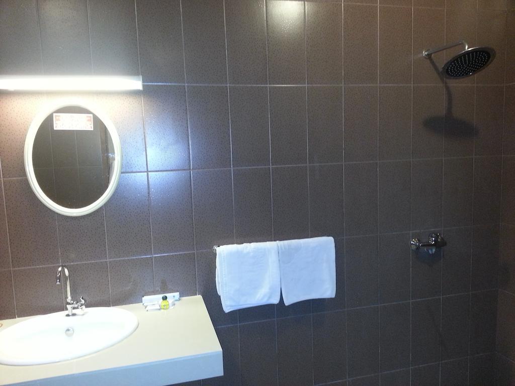 Hotel Fortuna Surabaya Bagian luar foto