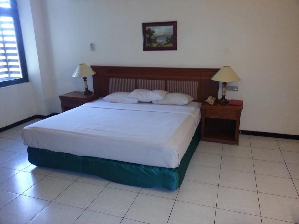Hotel Fortuna Surabaya Bagian luar foto
